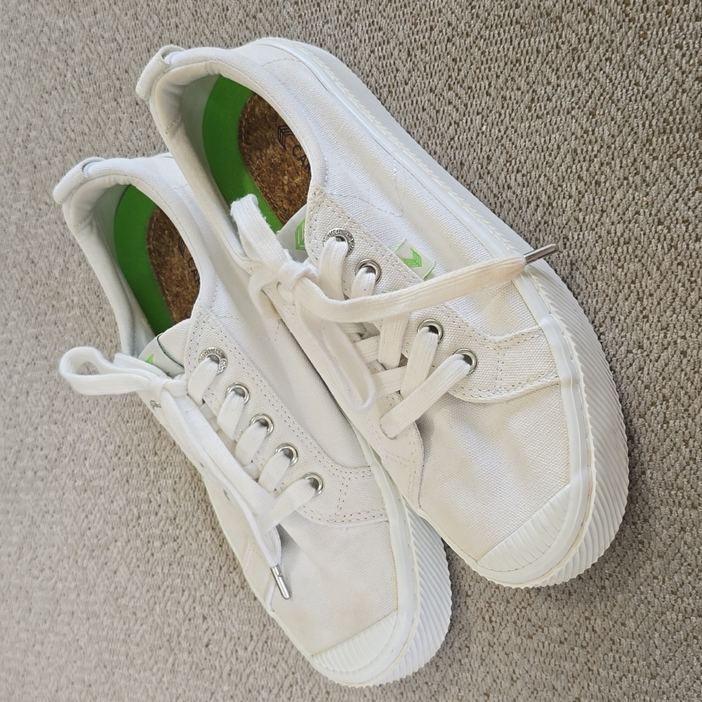 Cariuma OCA White Low Sneaker Tennis Shoes - Size 8.5